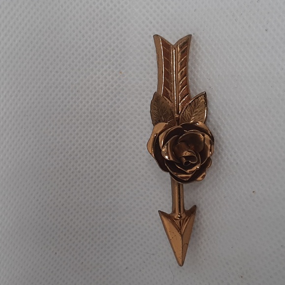 Vintage 1948 Signed Coro Brooch Rose and Arrow - Picture 8 of 9